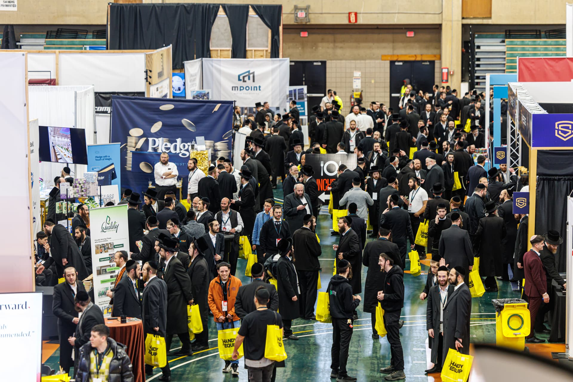 Visitors connecting across the Skver Expo aisle